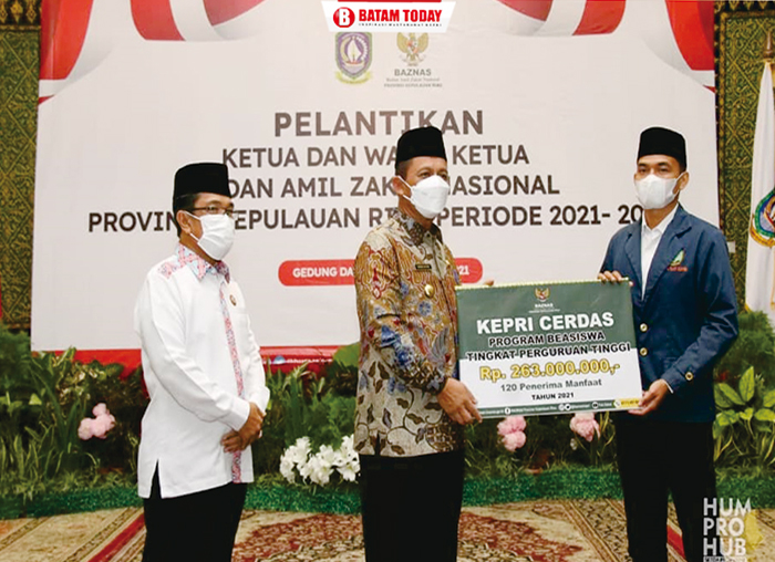 Penyerahan Beasiswa Kepri Cerdas Tingkat Perguruan Tinggi